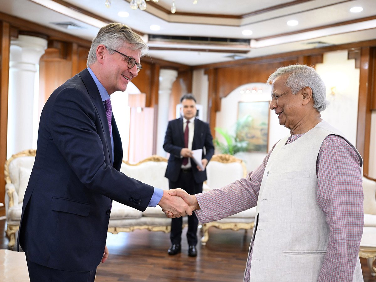 ঢাকায় রাষ্ট্রীয় অতিথি ভবন যমুনায় প্রধান উপদেষ্টা অধ্যাপক মুহাম্মদ ইউনূসের সঙ্গে জাতিসংঘের শান্তি কার্যক্রমবিষয়ক আন্ডার সেক্রেটারি জেনারেল জ্যাঁ-পিয়ের লাক্রোয়া সাক্ষাৎ করেন