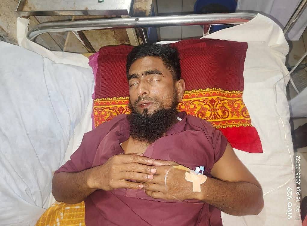 কেশবপুর উপজেলা স্বাস্থ্য কমপ্লেক্সে চিকিৎসাধীন সাংবাদিক সোহেল পারভেজ