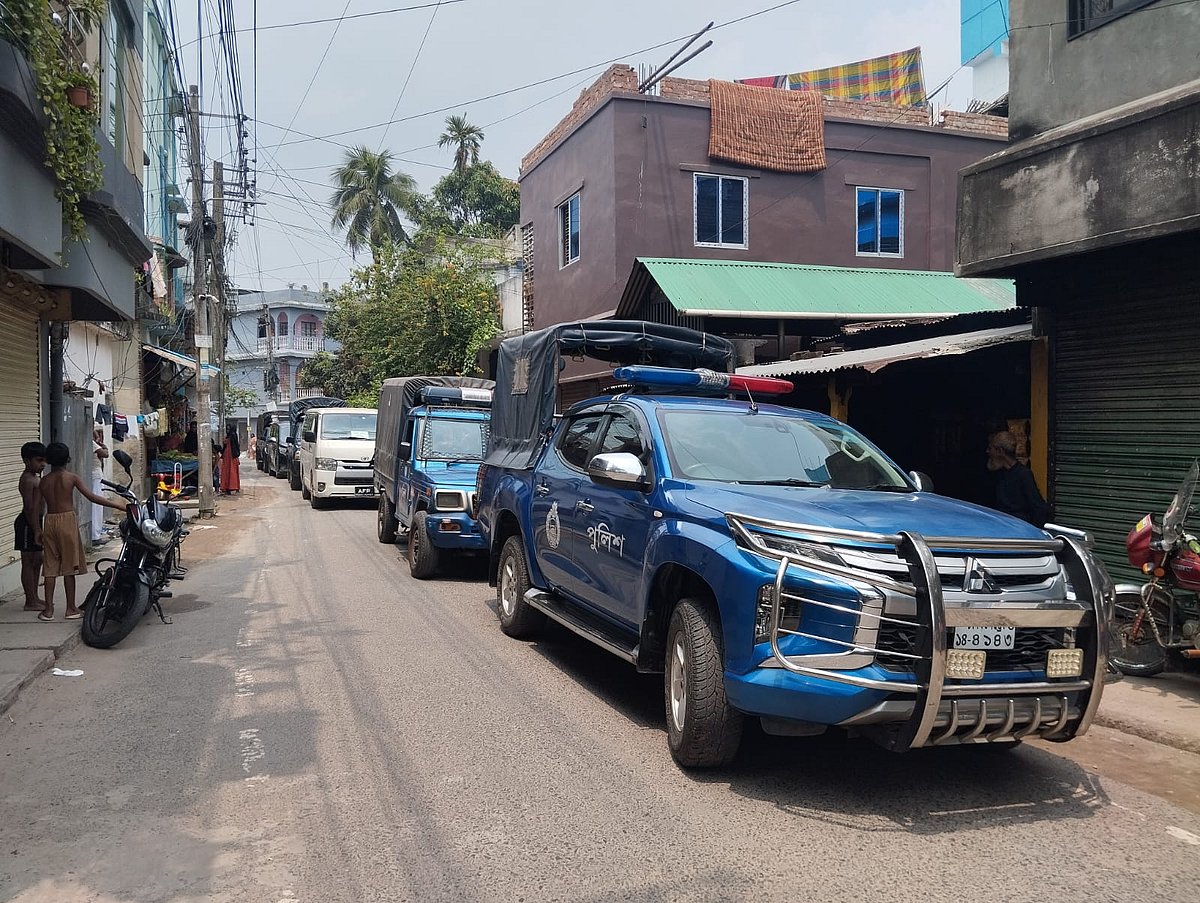 আত্মগোপনে থাকা যশোর জেলা আওয়ামী লীগ ও দলের সহযোগী সংগঠনের শীর্ষ নেতাদের বাড়ি বাড়ি গিয়ে অভিযান চালায় পুলিশ। রোববার দুপুরে