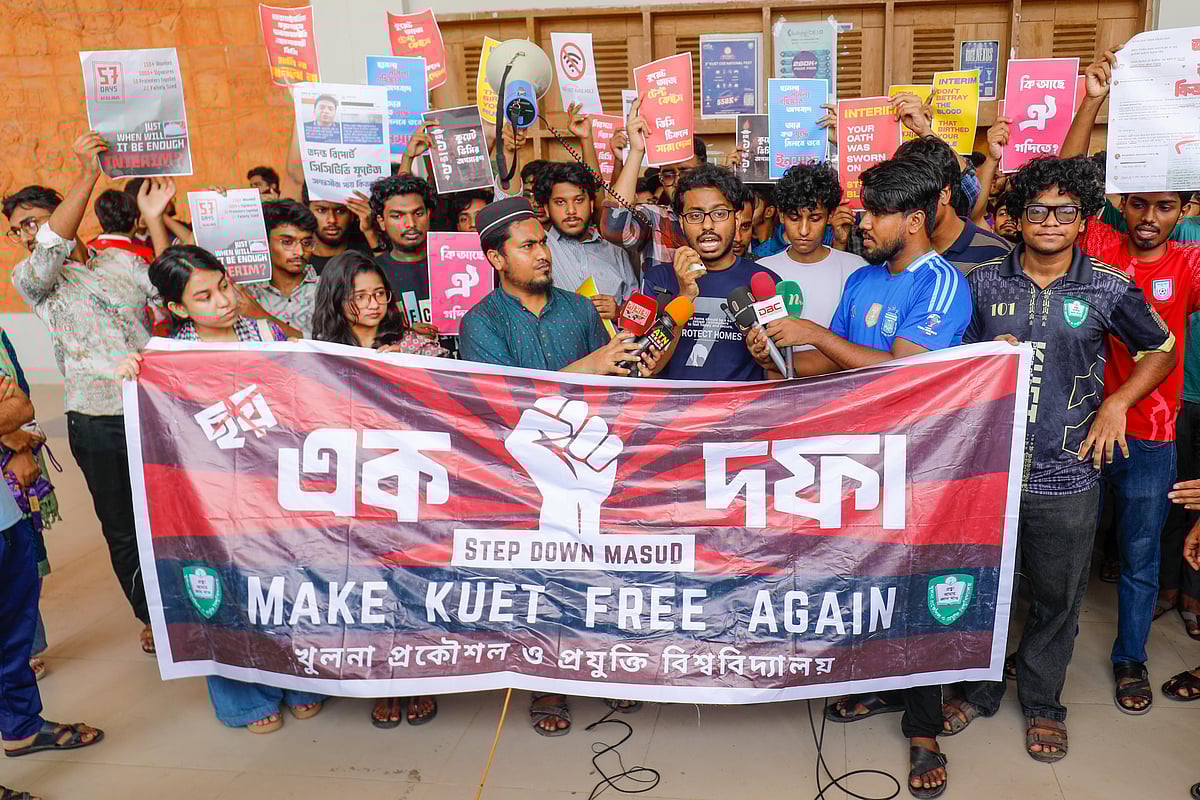 খুলনা প্রকৌশল ও প্রযুক্তি (কুয়েট) বিশ্ববিদ্যালয়ের স্টুডেন্ট ওয়েলফেয়ার সেন্টারে আজ রোববার ব্রিফিং করেন আন্দোলনকারী শিক্ষার্থীরা