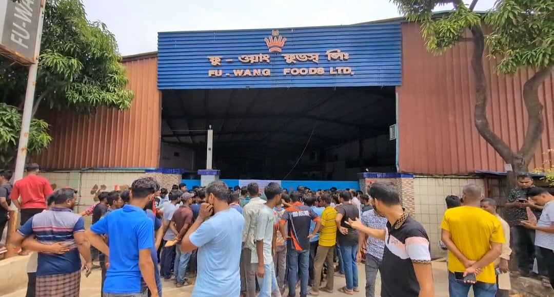 বকেয়া বেতনের দাবিতে ফু-ওয়াং ফুডস লিমিটেড কারখানায় শ্রমিকদের বিক্ষোভ। রোববার দুপুরে গাজীপুর সদর উপজেলার হোতাপাড়া এলাকায় কারখানার সামনে