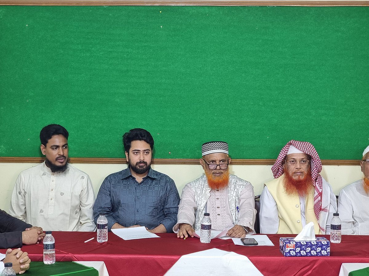 বাংলাদেশ খেলাফত মজলিসের নেতাদের সঙ্গে বৈঠকে জাতীয় নাগরিক পার্টির (এনসিপি) আহ্বায়ক নাহিদ ইসলাম। আজ রোববার রাজধানীর পুরানা পল্টনের কালভার্ট রোডে