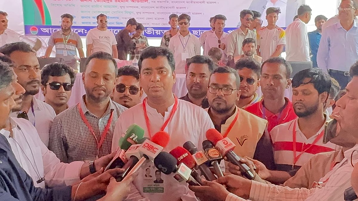 সাংবাদিকদের সঙ্গে কথা বলছেন ছাত্রদলের সাধারণ সম্পাদক নাছির উদ্দীন। আজ রোববার পাবনার এডওয়ার্ড কলেজে