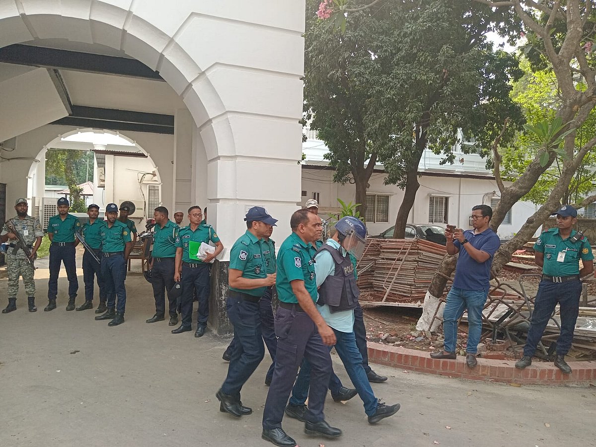 জিয়াউল আহসানকে ট্রাইব্যুনালে হাজির করার পর কারাগারে ফিরিয়ে নিতে প্রিজন ভ্যানে তোলা সময় ছবিটি তোলা