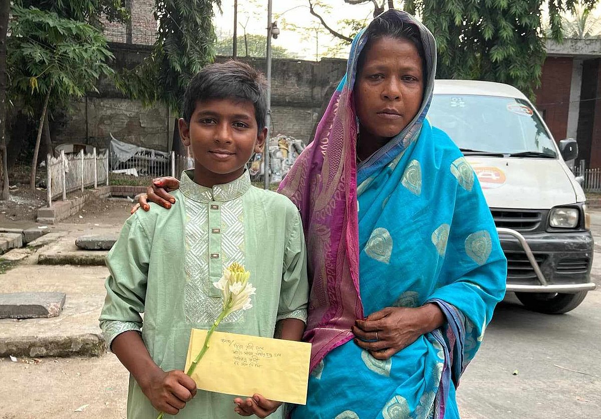 এফডিসির সাবেক পরিচ্ছন্নতাকর্মী প্রয়াত অধীর চন্দ্র সাহার অবসর ভাতার চেক নিতে মা ছিয়া রানীর সঙ্গে ছেলে হৃদয়