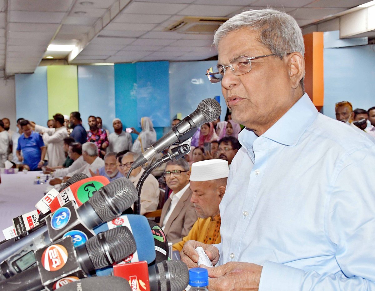 বিএনপির মহাসচিব মির্জা ফখরুল ইসলাম আলমগীর শ্রমিক দল আয়োজিত আলোচনা সভায় বক্তব্য দেন। ঢাকা, ২০ এপ্রিল