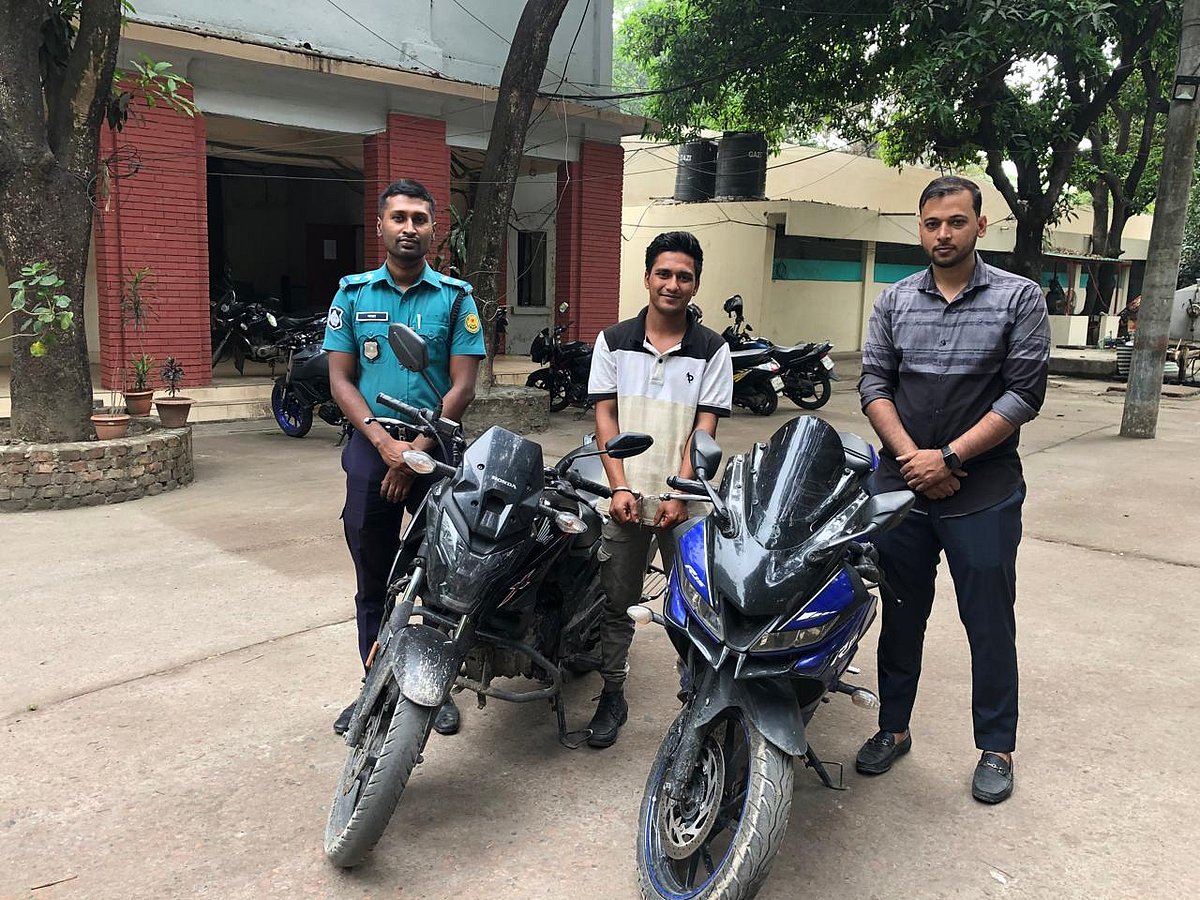চুরি হয়ে যাওয়া মোটরসাইকেলসহ সজীব খান নামের এক তরুণকে গ্রেপ্তার করে পুলিশ
