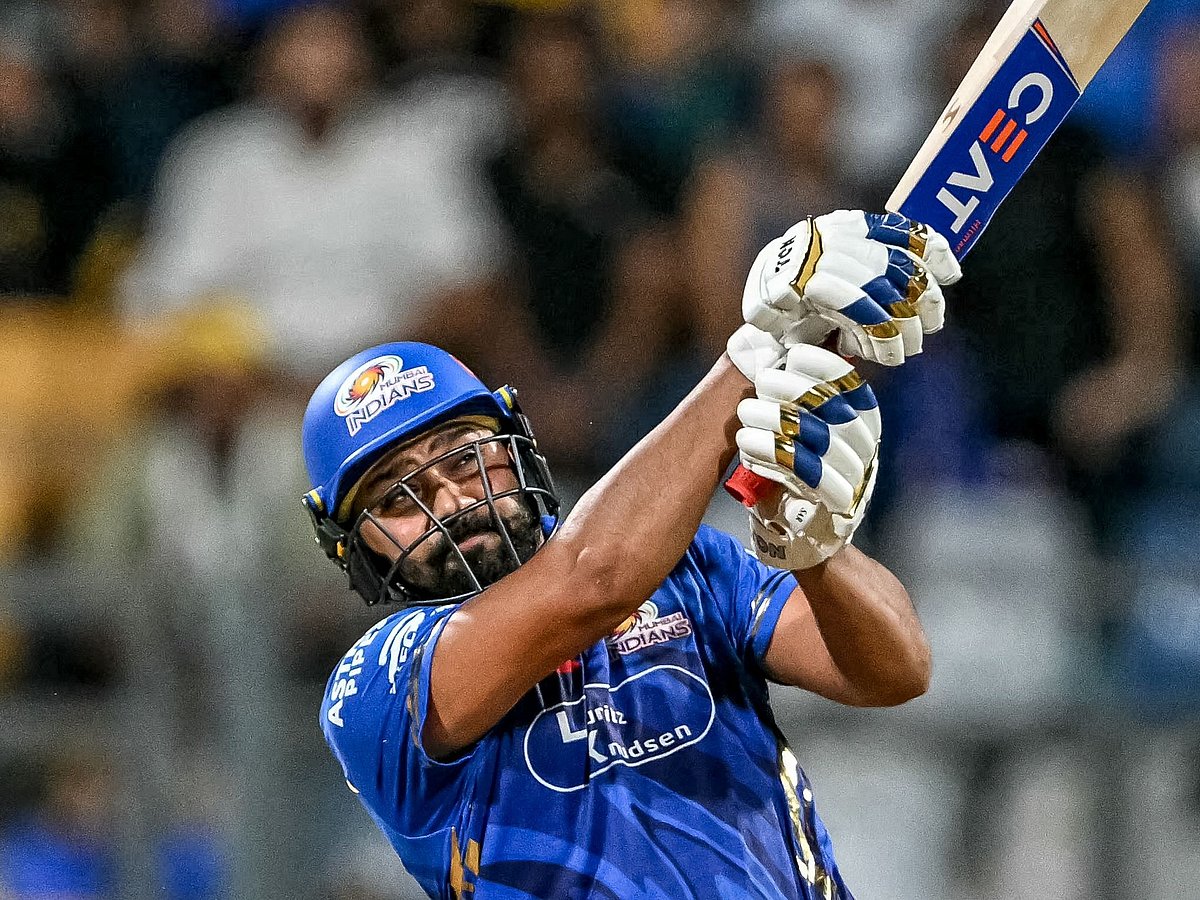 ৭৬ রান করার পথে রোহিত শর্মার আরেকটি ছক্কা। মুম্বাইয়ে আজ চেন্নাইয়ের বিপক্ষে