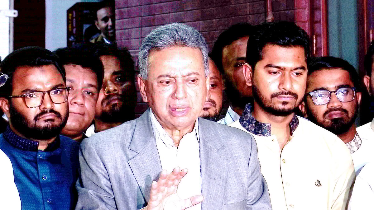 গণ অধিকার পরিষদের সঙ্গে দলের লিয়াজোঁ কমিটির বৈঠক শেষে সাংবাদিকদের সঙ্গে কথা বলেন বিএনপির স্থায়ী কমিটির সদস্য আমীর খসরু মাহমুদ চৌধুরী