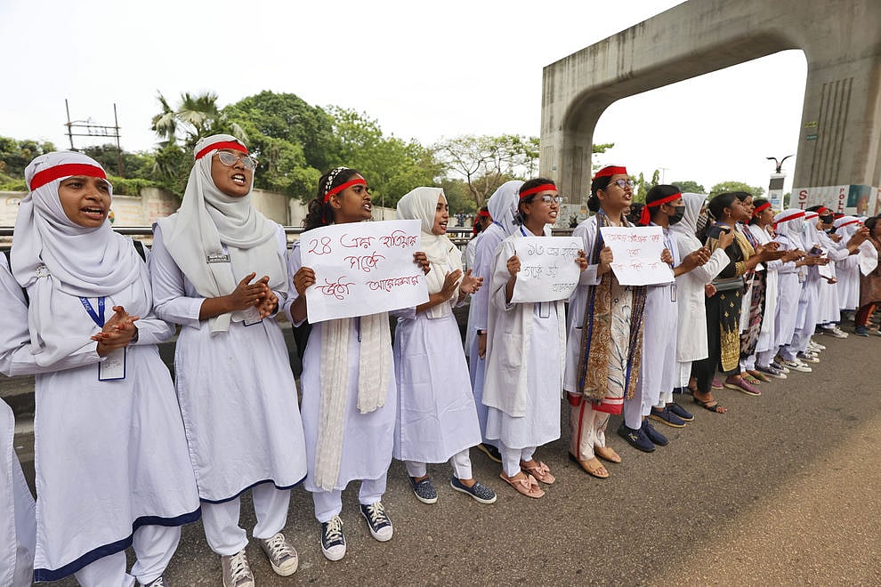 ছয় দফা বাস্তবায়নের দাবিতে ঢাকা মহিলা পলিটেকনিক ইনস্টিটিউটের শিক্ষার্থীদের মানববন্ধন। গতকাল দুপুরে রাজধানীর আগারগাঁওয়ে