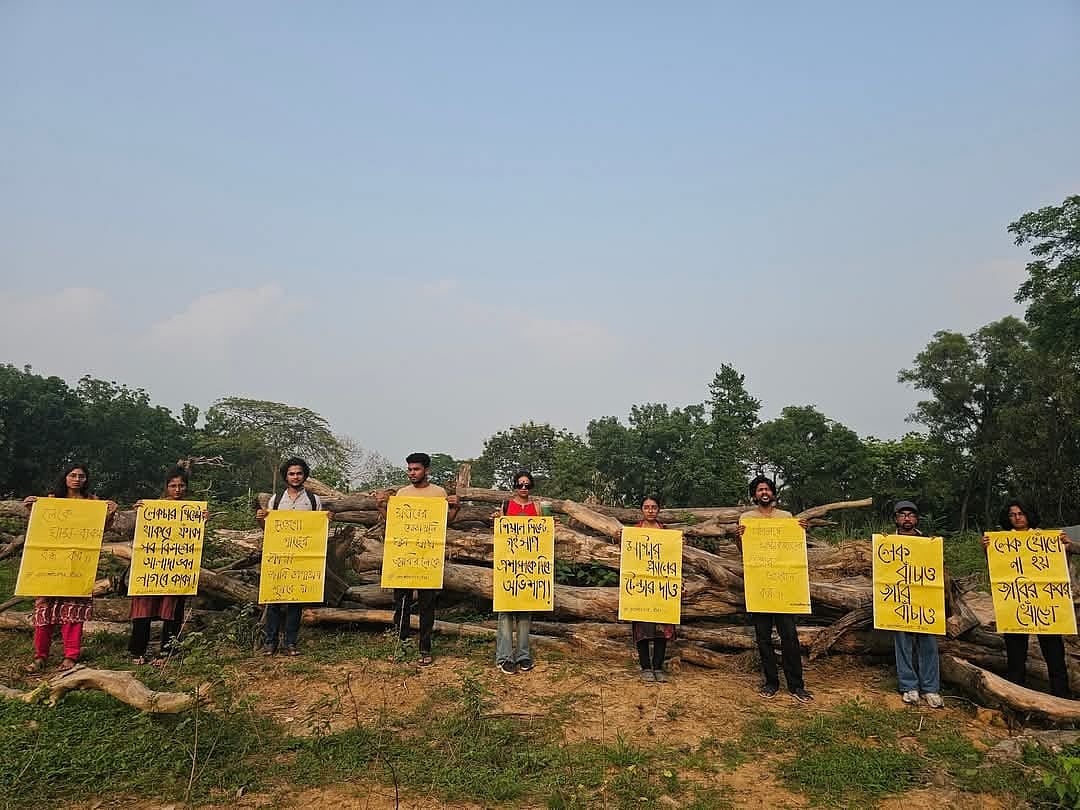 জাহাঙ্গীরনগর বিশ্ববিদ্যালয়ে মহাপরিকল্পনা ছাড়া নতুন করে গাছ কেটে ভবন নির্মাণের আয়োজনের প্রতিবাদ জানিয়ে মানববন্ধন করেছেন একদল শিক্ষার্থী। রোববার বিকেলে