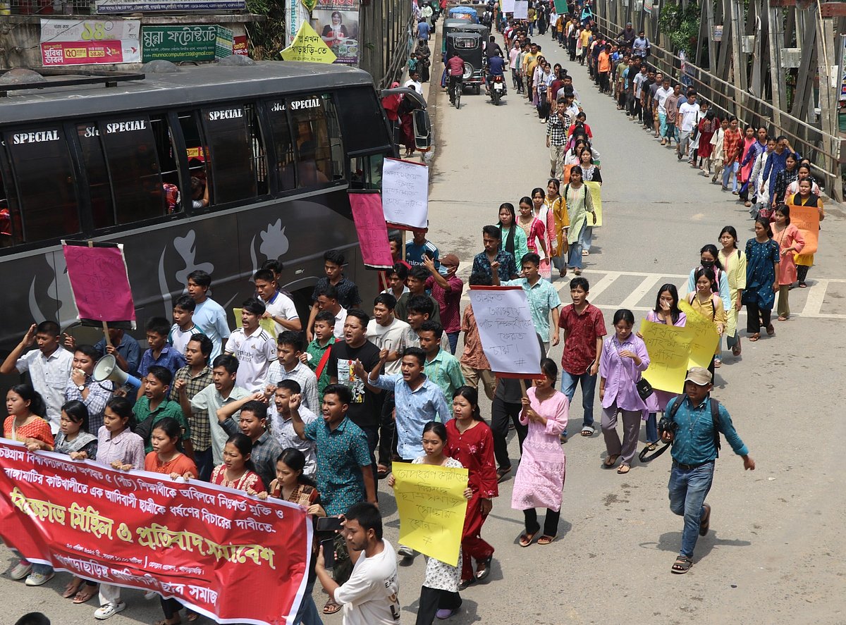 শিক্ষার্থীদের বিক্ষোভ মিছিল। আজ সকালে খাগড়াছড়ির শাপলা চত্বর এলাকায়