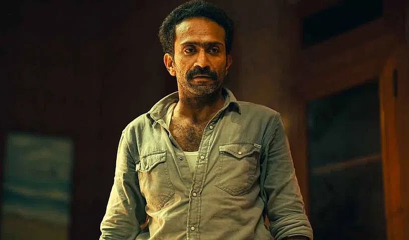 সিনেমার দৃশ্যে টম চাকো। আইএমডিবি