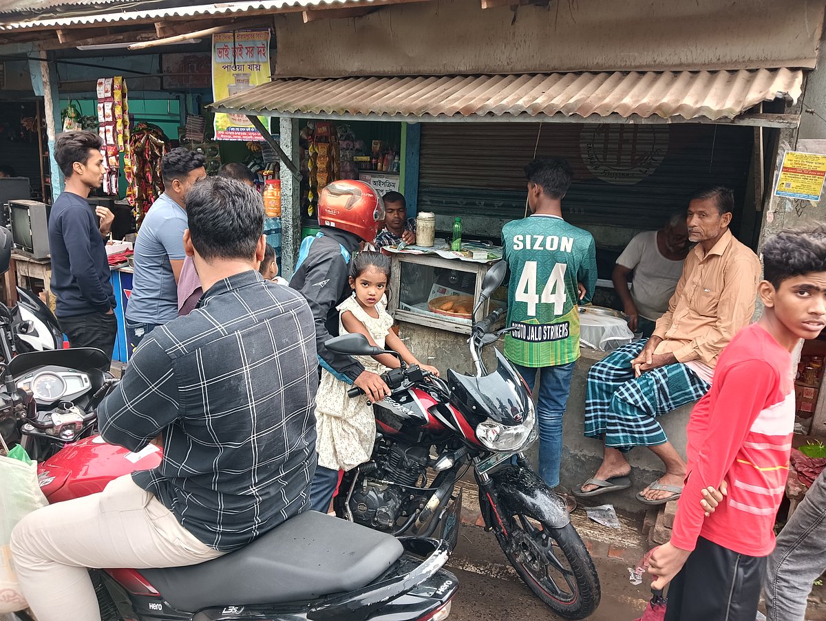 সুস্বাদু গরম চপ নিতে বৈরী আবহাওয়ার মধ্যেও এমন ভিড় ছিল। গত বৃহস্পতিবার বিকেলে রাজবাড়ী সদর উপজেলার খানখানাপুর বাজারে গফুর বিশ্বাসের দোকানে