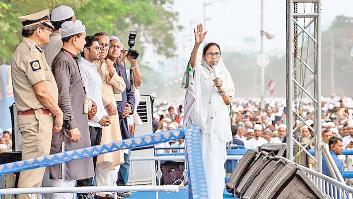 মুর্শিদাবাদে নির্বাচিত জনপ্রতিনিধিদের প্রায় প্রত্যেকেই তৃণমূল কংগ্রেসের নেতা