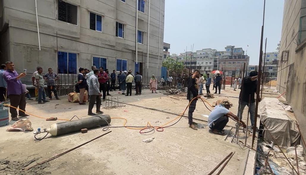 নারায়ণগঞ্জ শহরের আলম খান লেন এলাকায় নকশাবহির্ভূতভাবে ভবন নির্মাণের দায়ে নির্মাণাধীন ভবনের কলামের রড গ্যাস কাটার দিয়ে কেটে দিয়েছেন রাউজকের ভ্রাম্যমাণ আদালত। আজ রোববার বেলা সাড়ে ১১টার দিকে