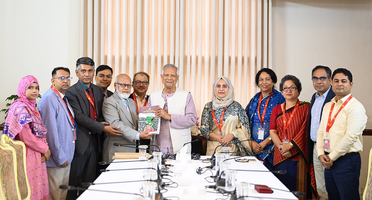 স্থানীয় সরকার–বিশেষজ্ঞ তোফায়েল আহমেদ নেতৃত্বাধীন স্থানীয় সরকার সংস্কার কমিশন আজ রোববার প্রধান উপদেষ্টা অধ্যাপক মুহাম্মদ ইউনূসের কাছে তাদের চূড়ান্ত প্রতিবেদন জমা দিয়েছে