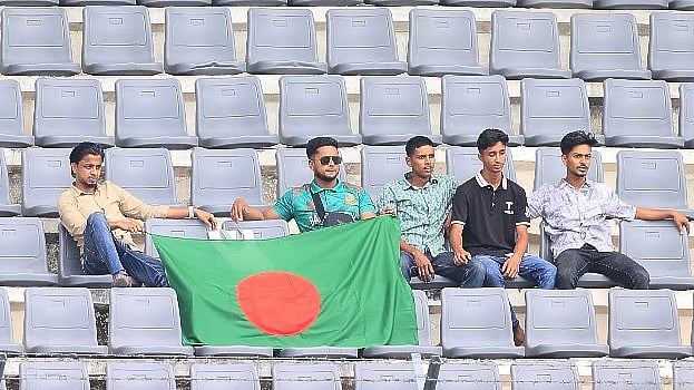 সিলেটের ফাঁকা গ্যালারিতে বাংলাদেশের পতাকা নিয়ে গুটিকতক দর্শক