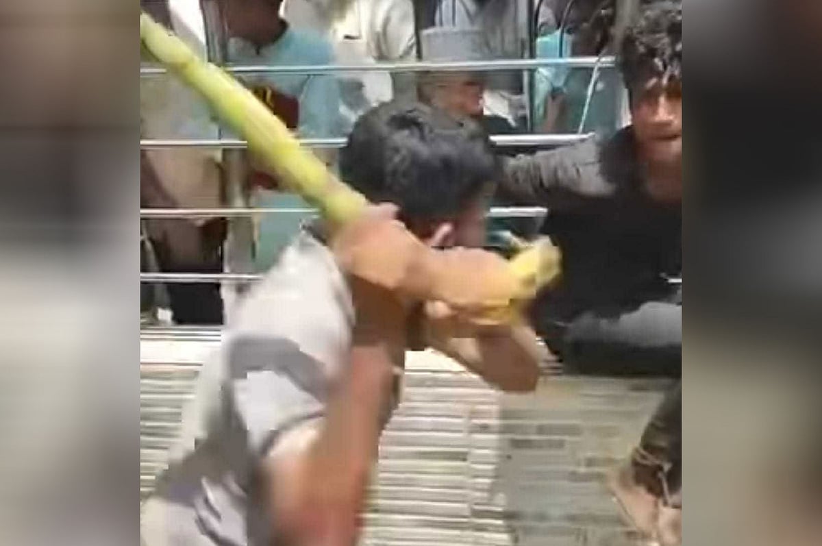 মুঠোফোন চুরির অভিযোগে  এক কিশোরকে মারধর করা হয়