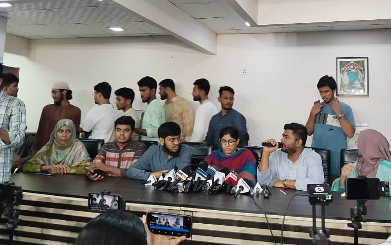 রোববার রাতে রাজধানীর বাংলামোটরে রূপায়ণ টাওয়ারে বৈষম্যবিরোধী ছাত্র আন্দোলনের কার্যালয়ে আয়োজিত  সংবাদ সম্মেলনে লিখিত বক্তব্য পাঠ করেন সংগঠনের মুখপাত্র উমামা ফাতেমা