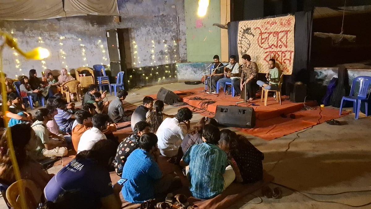 ‘চৈত্রের কাফন’ সংগীতানুষ্ঠানে ছিল দর্শকের স্বতঃস্ফূর্ত উপস্থিতি। শুক্রবার রাজশাহী পদ্মা মঞ্চে। ছবি: প্রথম আলো