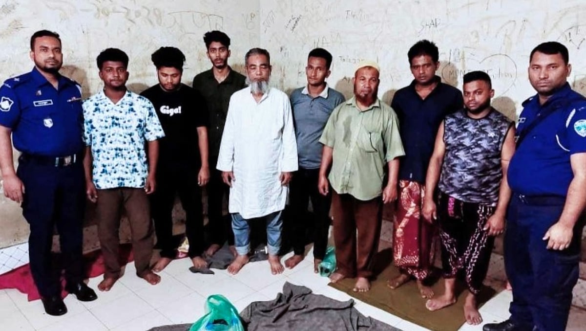 কুমিল্লায় আওয়ামী লীগের ঝটিকা মিছিলের পর পুলিশের অভিযানে গ্রেপ্তার আটজন। সোমবার কুমিল্লা কোতোয়ালি মডেল থানায়