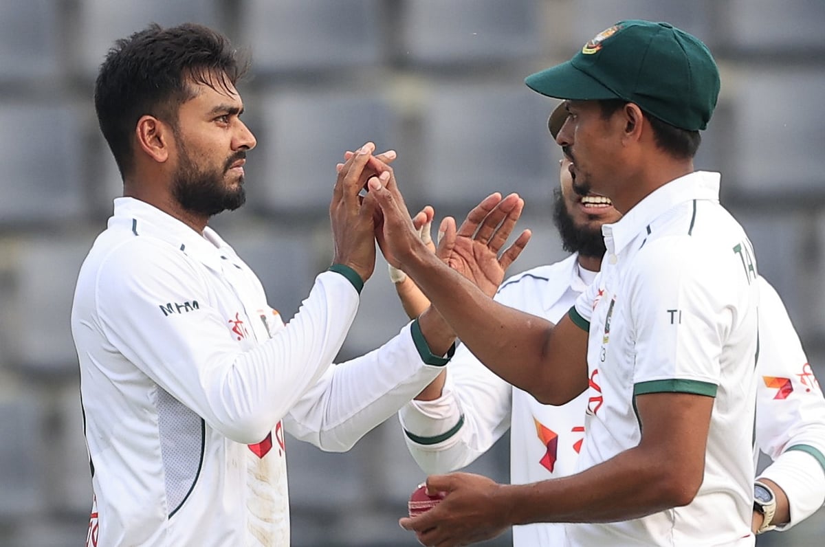 টেস্ট ক্যারিয়ারে এগারোবারের মতো ইনিংসে ৫ উইকেট নিয়েছেন মেহেদী হাসান মিরাজ (বাঁয়ে)