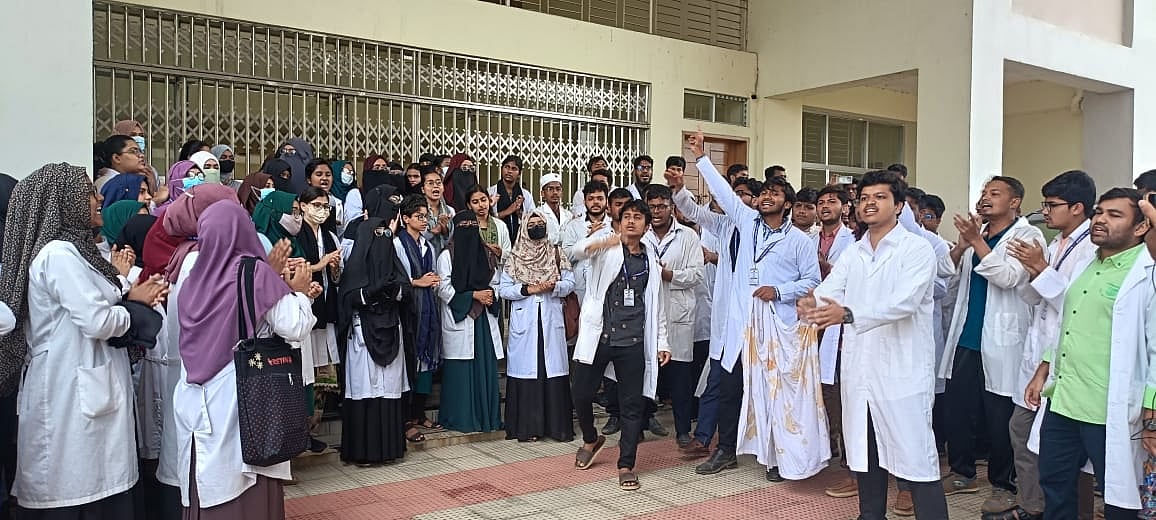 সুনামগঞ্জ মেডিকেল কলেজে আন্দোলনরত শিক্ষার্থীরা প্রশাসনিক ভবনে তালা ঝুলিয়ে বিক্ষোভ করেছেন। আজ সোমবার সকালে