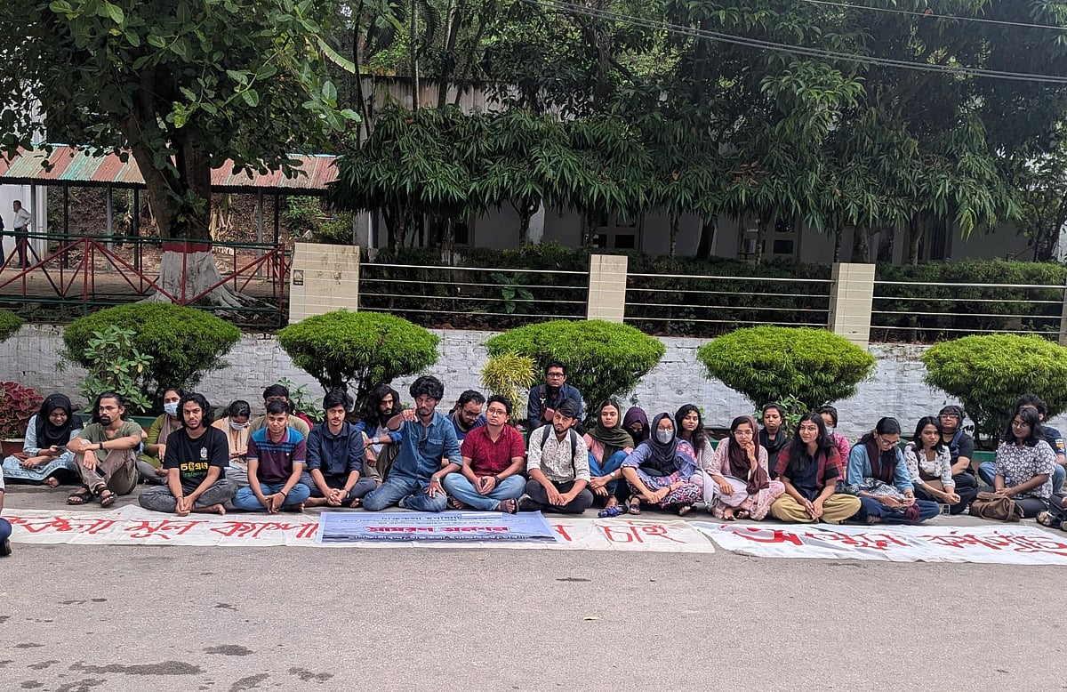 চট্টগ্রাম বিশ্ববিদ্যালয়ের চারুকলা ইনস্টিটিউটকে মূল ক্যাম্পাসে স্থানান্তরের দাবিতে  অনশনে বসেছেন চারুকলার ৯ শিক্ষার্থী। আজ বিকেলে ক্যাম্পাসের প্রশাসনিক ভবনের সামনে