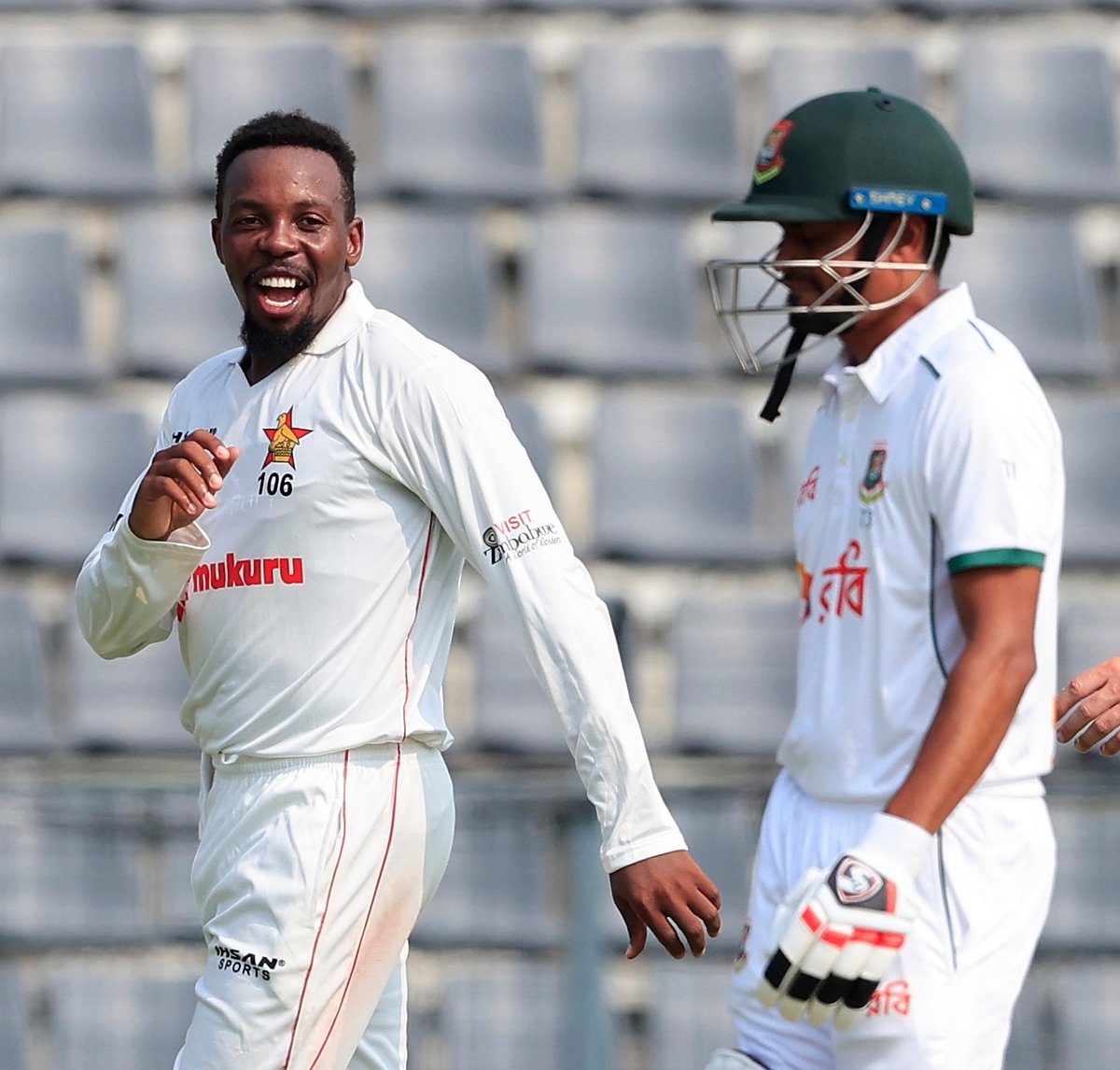 বাংলাদেশের বিপক্ষে প্রথম ইনিংসে ৩ উইকেট নিয়েছেন ওয়েলিংটন মাসাকাদজা (বাঁয়ে)।