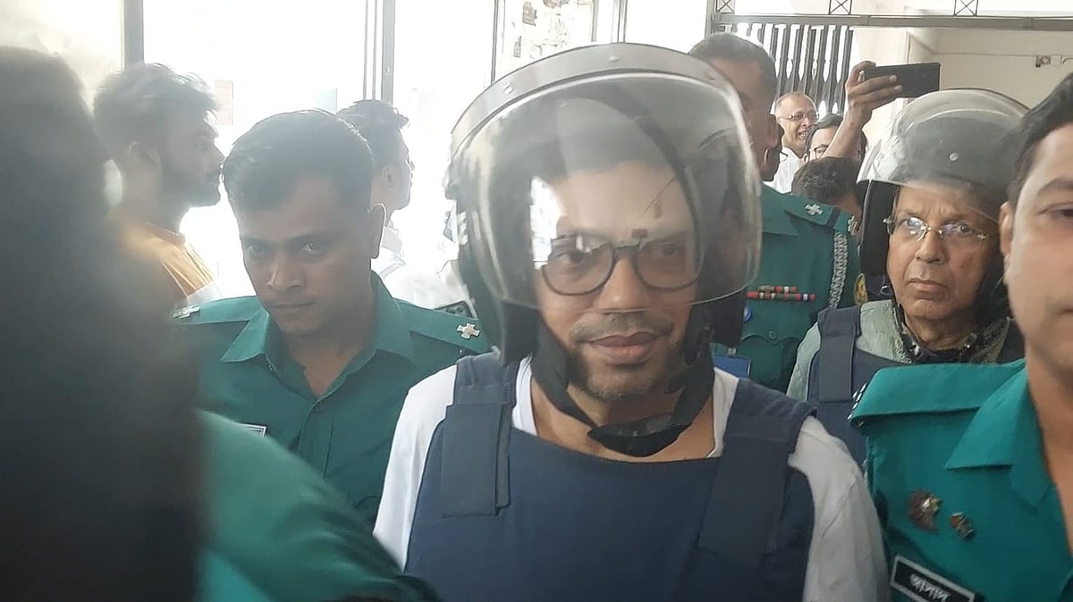 জুনাইদ আহ্‌মেদ পলককে আজ সোমবার হাজতখানা থেকে আদালতে নিয়ে যাচ্ছে পুলিশ