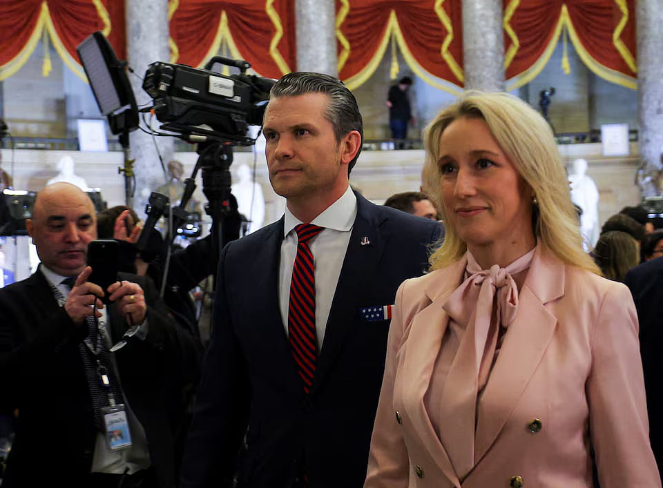 মার্কিন প্রতিরক্ষামন্ত্রী পিট হেগসেথ ও তাঁর স্ত্রী জেনিফার রাউচেট। ছবিটি এ বছর মার্চে তোলা