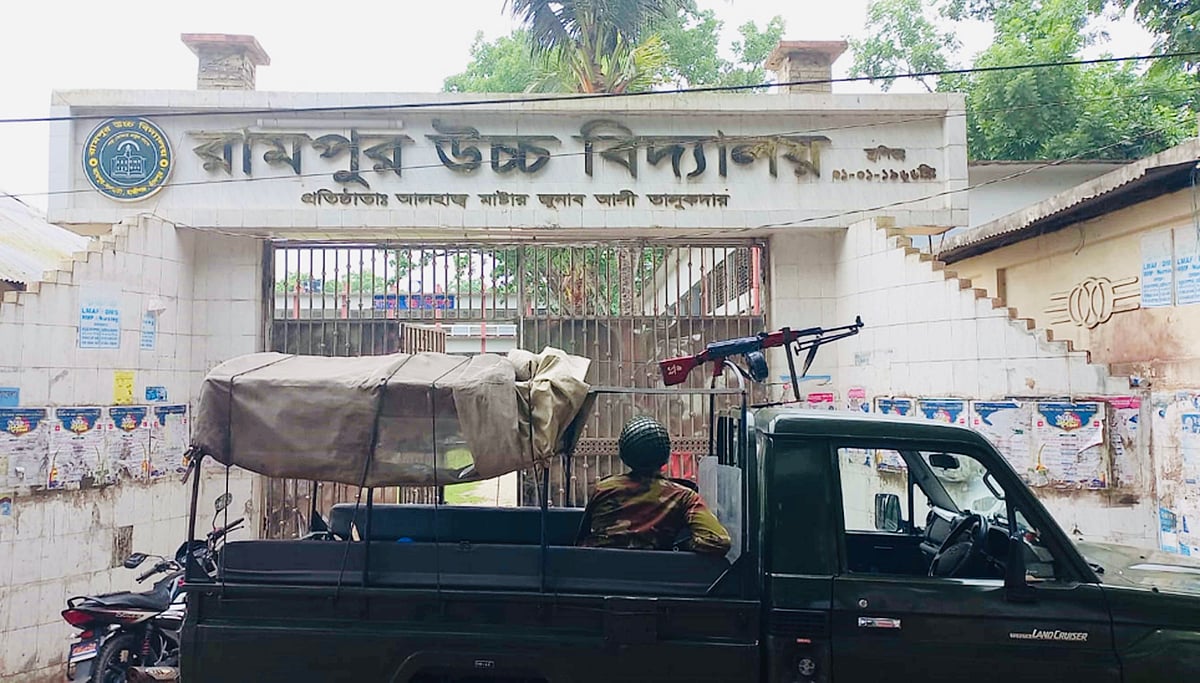 খবর পেয়ে ঘটনাস্থলে উপস্থিত হয়ে সেনাবাহিনী পরিস্থিতি নিয়ন্ত্রণে আনে। আজ সোমবার চাঁদপুরের হাজীগঞ্জে