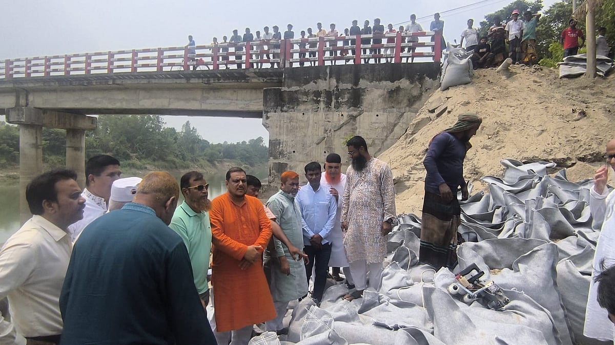 ঝিনাই নদের থলপাড়া সেতুর ভাঙন রোধে জিওব্যাগ ফেলার কাজের উদ্বোধন করা হয়েছে। গতকাল রোববার টাঙ্গাইলের মির্জাপুর উপজেলার ফতেপুর ইউনিয়নের থলপাড়া গ্রামে