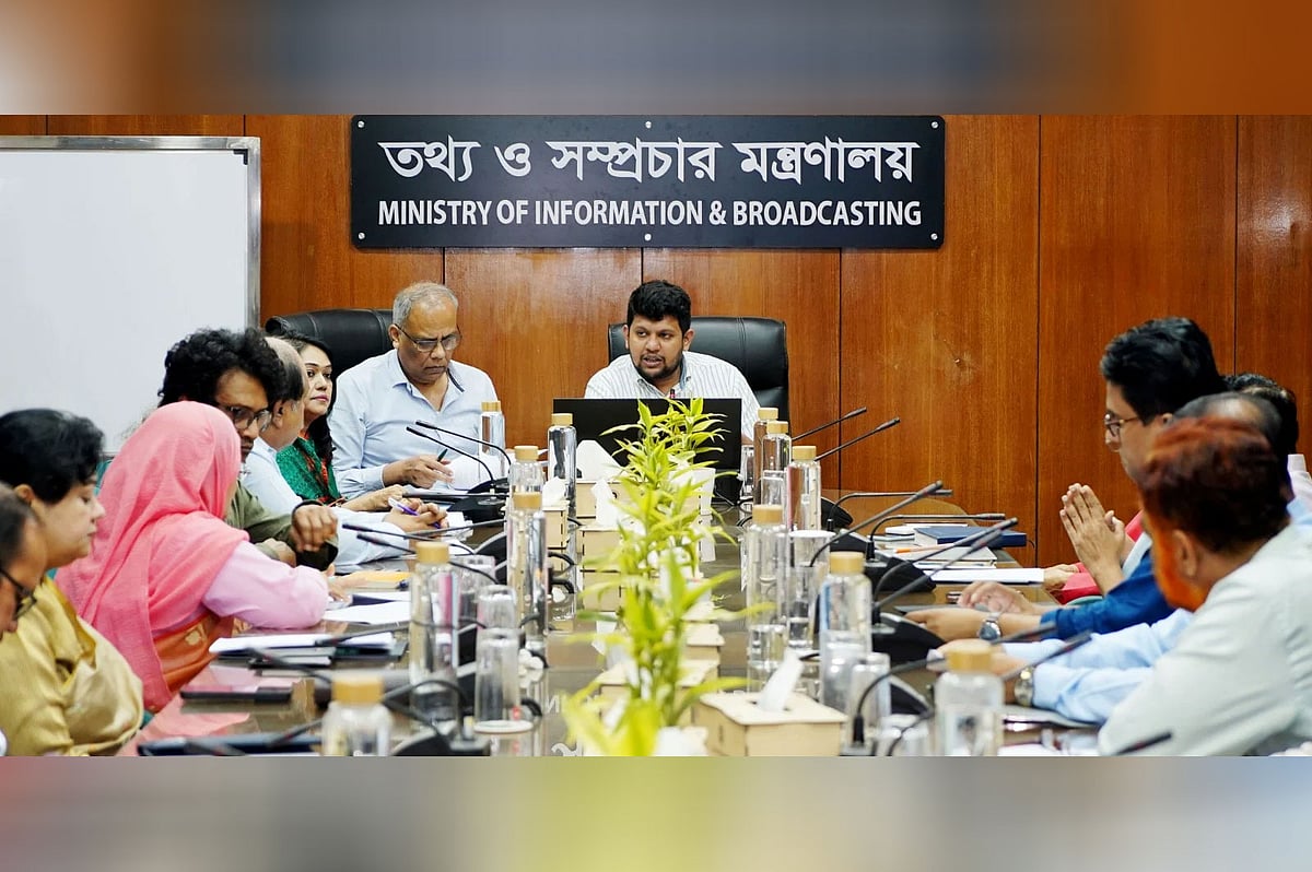 সোমবার তথ্য ও সম্প্রচার মন্ত্রণালয়ের সভাকক্ষে চলচ্চিত্র ও প্রকাশনা অধিদপ্তরের (ডিএফপি) অংশীজনের সভায় কথা বলেন তথ্য উপদেষ্টা মাহফুজ আলম