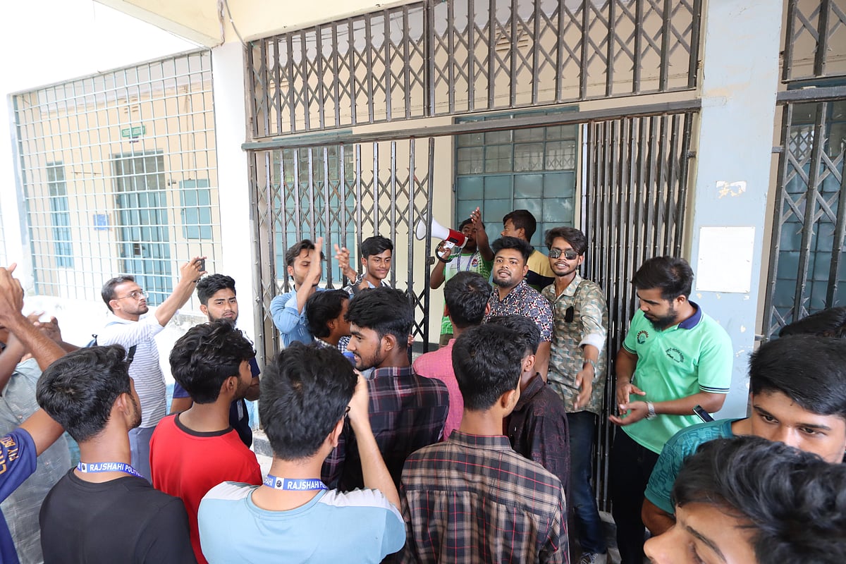 ৬ দফা দাবি বাস্তবায়ন কর্মসূচির অংশ হিসেবে রাজশাহী পলিটেকনিক ইনস্টিটিউটের প্রশাসনিক ভবনে তালা ঝুলিয়ে দেন শিক্ষার্থীরা। আজ বেলা ১১টার দিকে তোলা