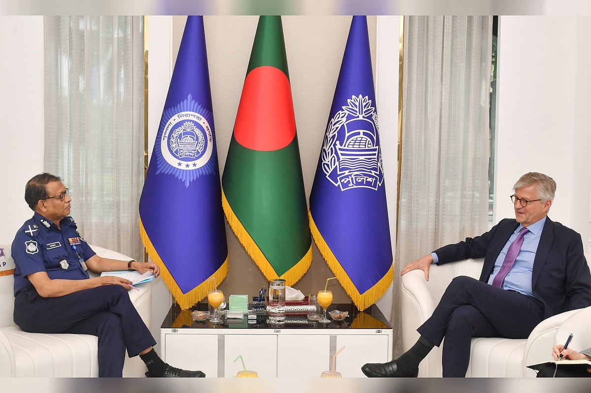 পুলিশের মহাপরিদর্শক (আইজিপি) বাহারুল আলমের সঙ্গে সাক্ষাৎ করেছেন জাতিসংঘের শান্তিরক্ষা কার্যক্রমবিষয়ক আন্ডার সেক্রেটারি জেনারেল জ্যাঁ-পিয়ের লাক্রোয়া