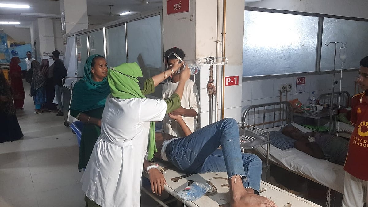 আগৈলঝাড়ায় মাদকবিরোধী অভিযানে আহত রাকিব মোল্লাকে বরিশালের শের-ই বাংলা মেডিকেল কলেজ হাসপাতালে ভর্তি করা হয়। গত সোমবার রাতে