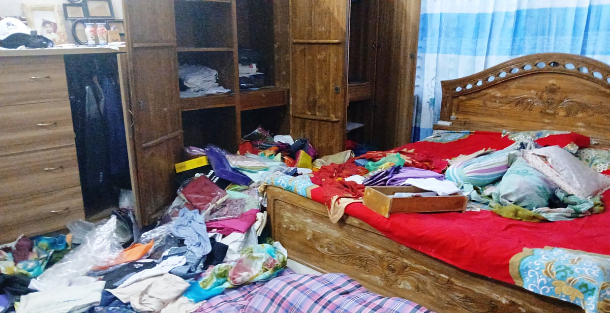 ঢাকার নবাবগঞ্জে চিকিৎসক রফিকুলের বাড়িতে ডাকাতির পরের চিত্র। আজ সকালে উপজেলার বলমন্তরচর এলাকায়