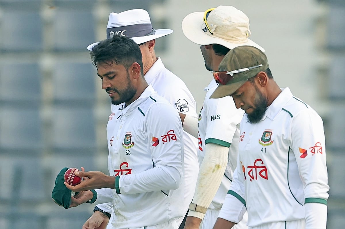 মাঠ ছাড়ার সময় মাথাটা নিচুই ছিল মুশফিক ও মিরাজের। জিম্বাবুয়ে যে প্রথম ইনিংসেই লিড পেয়েছে