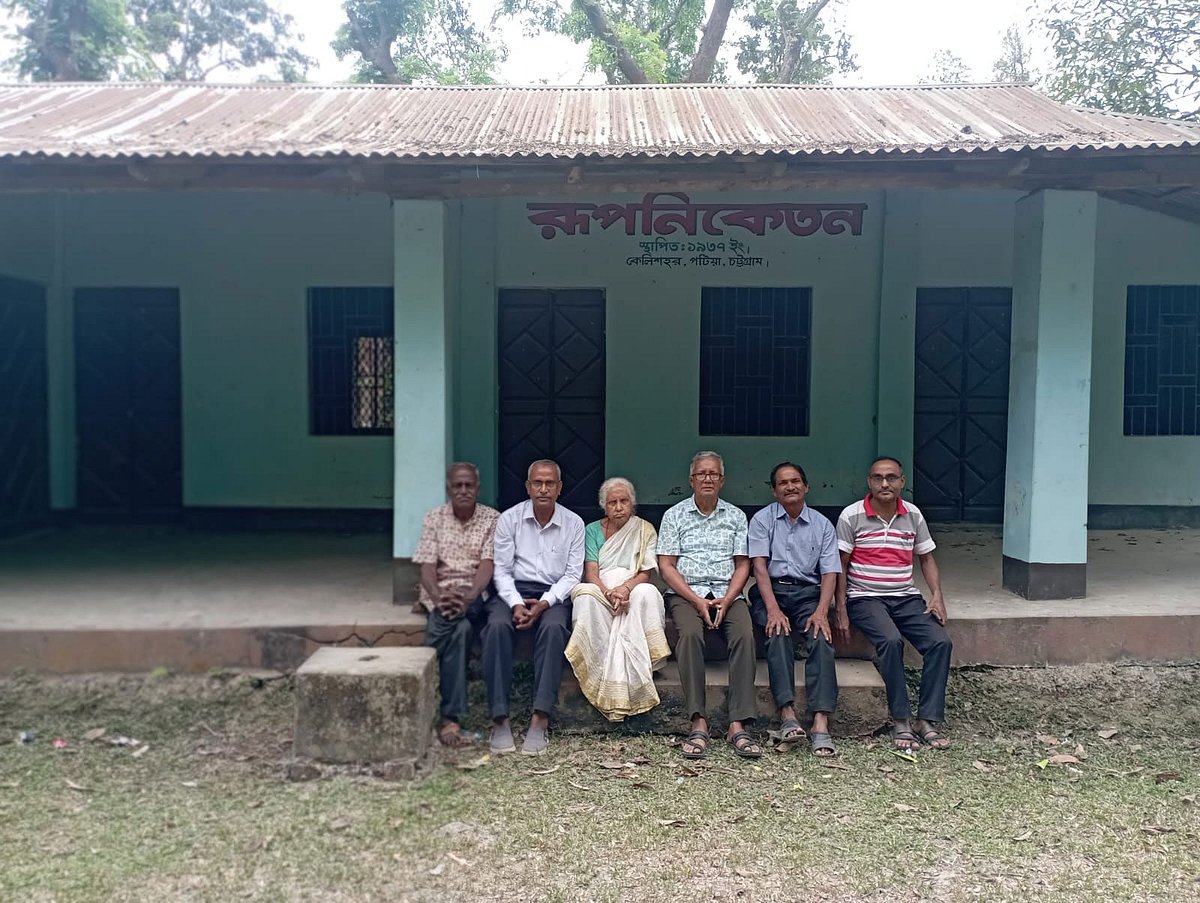 চট্টগ্রামের পটিয়ার সাংস্কৃতিক সংগঠন রূপনিকেতনের বর্তমান সদস্যরা