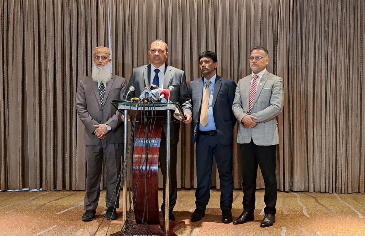 সংবাদ সম্মেলনের শুরুতে কথা বলেন ইমিগ্রেশন ও পাসপোর্ট বিভাগের মহাপরিচালক মেজর জেনারেল মো. নূরুল আনোয়ার