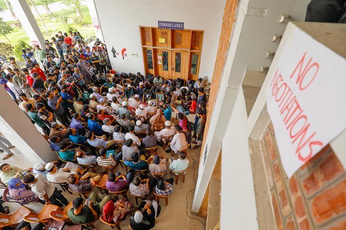 কুয়েটের উপাচার্যের পদত্যাগের এক দফা দাবিতে আন্দোলনকারী শিক্ষার্থীরা আমরণ অনশনে বসেছেন। শিক্ষকেরা মুখোমুখি অবস্থান নিয়ে তাঁদের সঙ্গে এ পরিস্থিতির সুরাহার জন্য আলোচনা করছেন। আজ সোমবার বিকেল চারটার দিকে খুলনা প্রকৌশল ও প্রযুক্তি বিশ্ববিদ্যালয়ের স্টুডেন্ট ওয়েলফেয়ার সেন্টারে