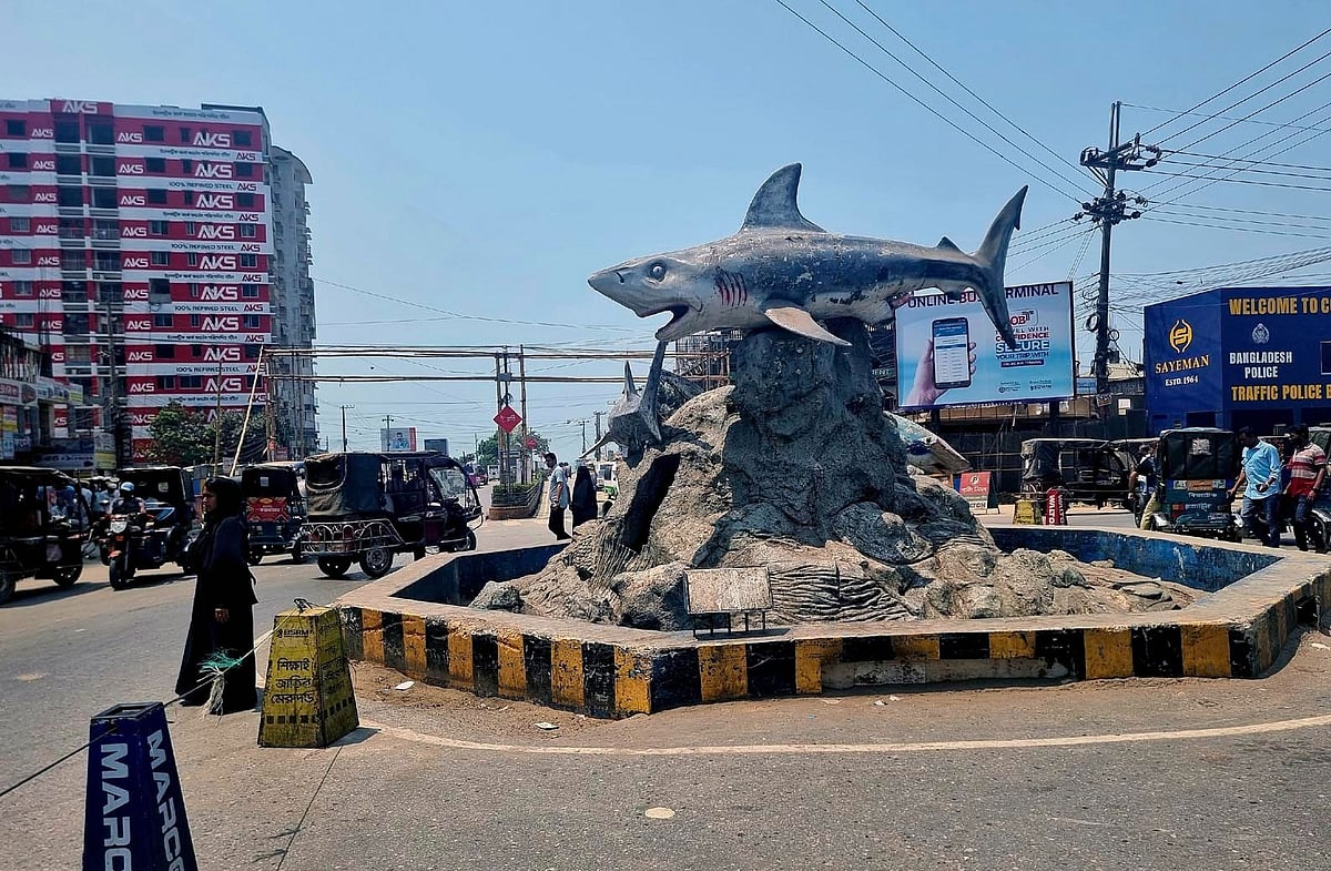 কক্সবাজারের কলাতলীর মোড়ে অবস্থিত হাঙর ভাস্কর্য