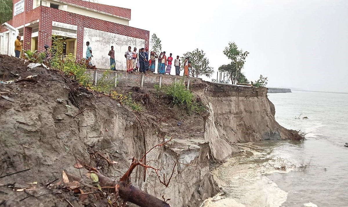 যমুনা নদীর ভাঙনে বিলীন হওয়ার পথে জামালপুরের দেওয়ানগঞ্জ উপজেলার চর ডাকাতিয়াপাড়া সরকারি প্রাথমিক বিদ্যালয়