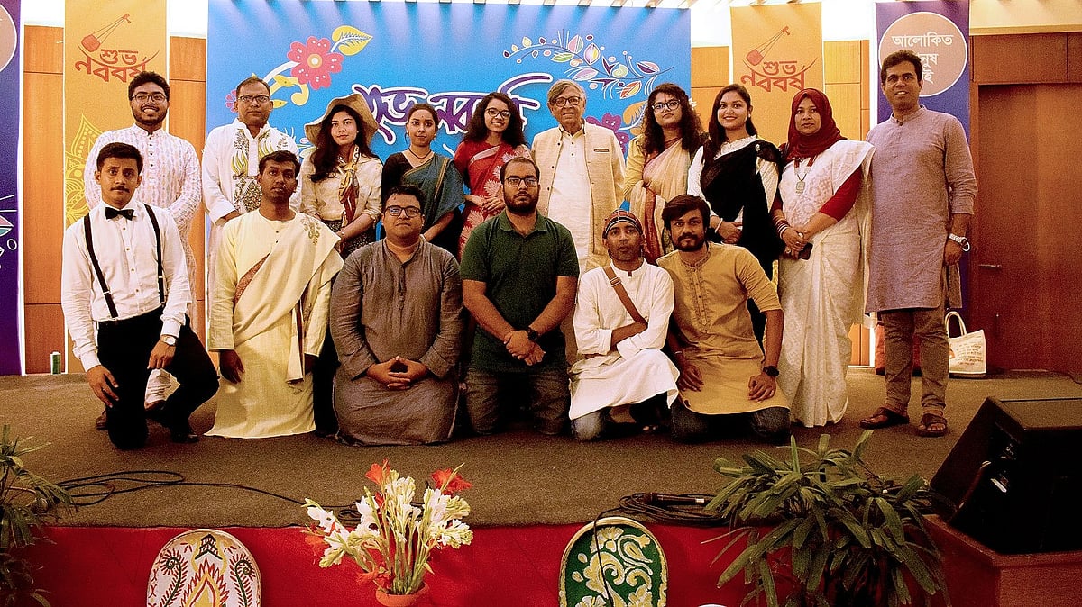 বিশ্বসাহিত্য কেন্দ্রে ‘বর্ষবরণ’ অনুষ্ঠানে আবদুল্লাহ আবু সায়ীদের সঙ্গে আমরা