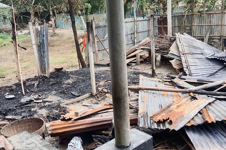 আগুনে ক্ষয়ক্ষতির চিহ্ন। আজ সোমবার সকালে নরসিংদীর মনোহরদী উপজেলায়।