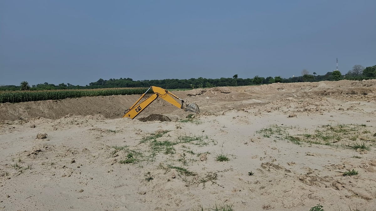 পুকুরসমান গর্ত করে কেটে নেওয়া হচ্ছে পদ্মা নদীর পাড়ের মাটি। গত রোববার বেলা তিনটার দিকে রাজশাহীর চারঘাটের বড়াল নদের উৎসমুখের পাশে