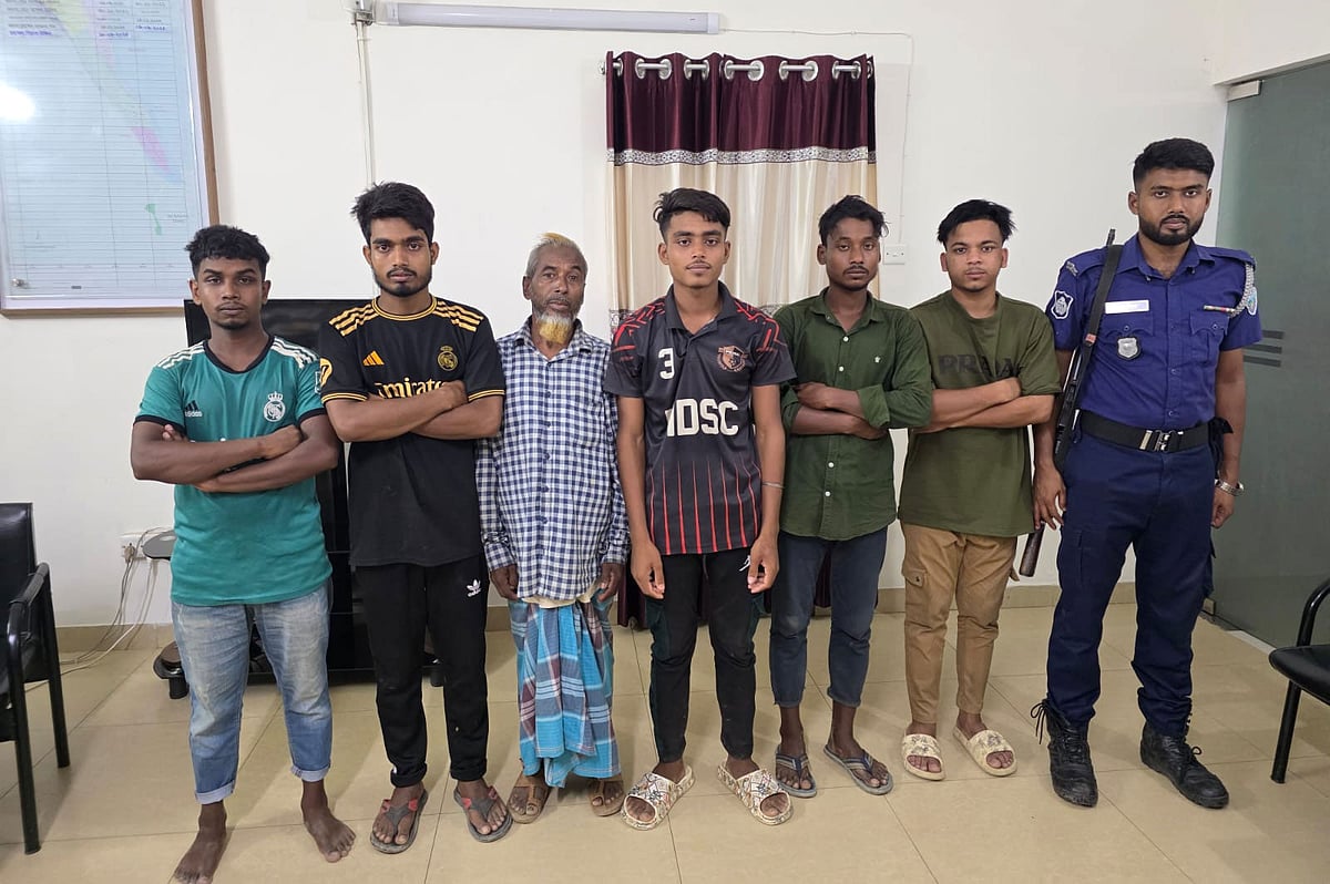 কক্সবাজারের টেকনাফের পাহাড় থেকে উদ্ধার হওয়া সিলেটের ছয় বাসিন্দা। আজ রাতে তোলা