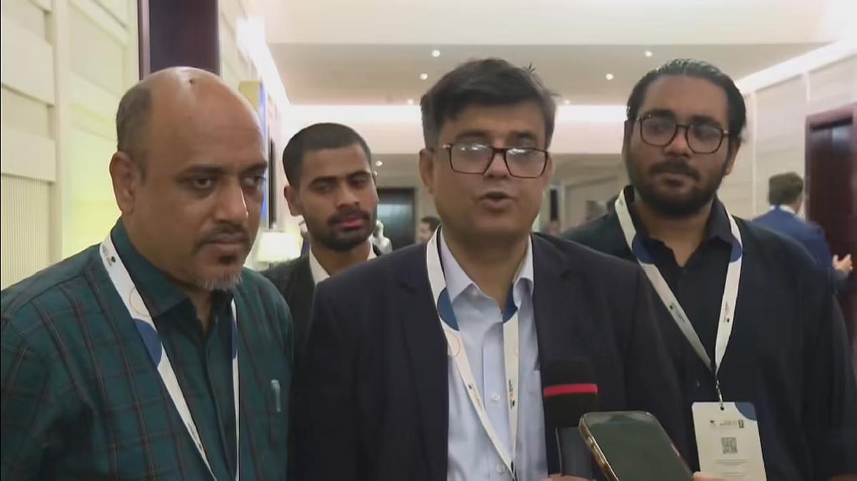 দোহায় প্রধান উপদেষ্টার প্রেস সচিব শফিকুল আলম সাংবাদিকদের সঙ্গে কথা বলেন। ২২ এপ্রিল